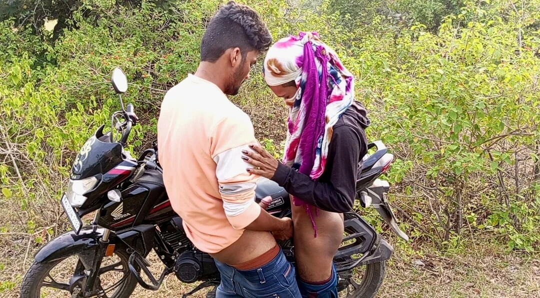 Indian Village Desi – Pooja Shemale & Boyfrend Coming Jungle Outdoor And Stop Bike One Place And Pooja Fucking Boyfrend Ass.